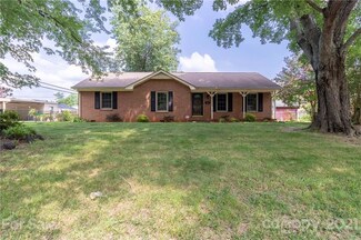 4413 Crestmont Dr, Charlotte, NC 28205