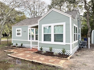 624 E Magnolia St, Angleton, TX 77515