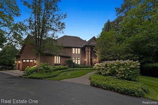 7181 Hillside Dr, Clarkston, MI 48346