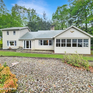 515 Covered Bridge Dr, Lakeville, PA 18438