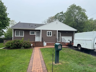 32 Brooklyn St, Deer Park, NY 11729