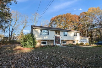 12 Price Ln, Smithfield, RI 02917