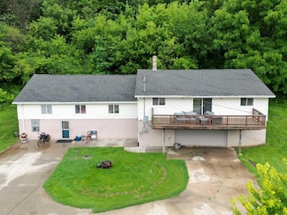 73 Shaw St, Lansing, IA 52151