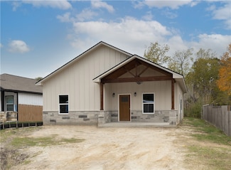 609 Waco St, Bryan, TX 77803