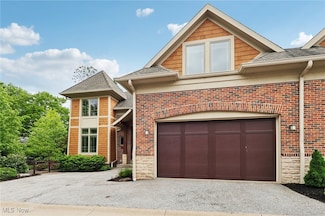 17 Kenilworth Mews, Cleveland Heights, OH 44106
