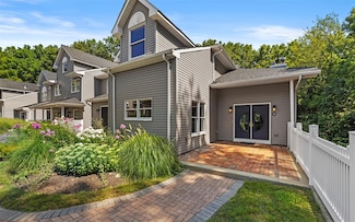 10 Courtyard Cir, Centerport, NY 11721