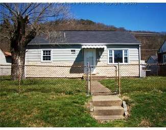 904 Dupont Ave, Nitro, WV 25143