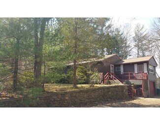 102 S Main St, Newton, NH 03858