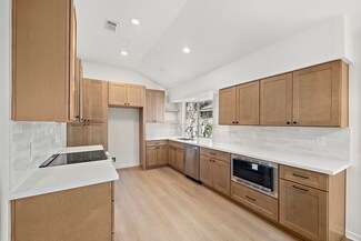2910 Twin Knolls Dr, Kingwood, TX 77339