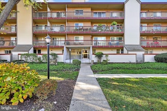 7400 Lakeview Dr Unit 203N, Bethesda, MD 20817
