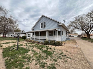 326 S Pkwy, Norwich, KS 67118