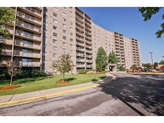 6340 Americana Dr Unit 705, Willowbrook, IL 60527