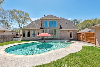 15811 Crestbrook Dr, Houston, TX 77059