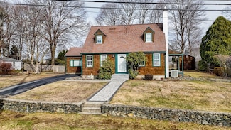 41 High St, Stoneham, MA 02180