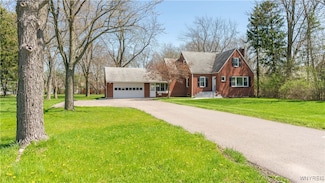 195 Hopkins Rd, Buffalo, NY 14221