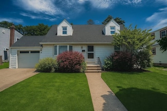 17 Burkland Ln, Hicksville, NY 11801