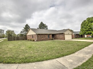 212 Magnolia St, Pryor, OK 74361