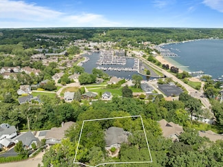 720 Arrowhead Dr, Fontana, WI 53125