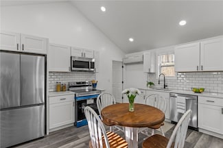 1703 Crandall Rd, Tiverton, RI 02878
