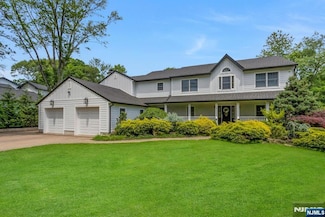 9 Meadow Ln, Norwood, NJ 07648
