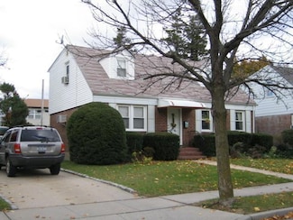 13 Surrey Rd, New Hyde Park, NY 11040