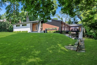 3 Horseshoe Ln, Great Neck, NY 11020