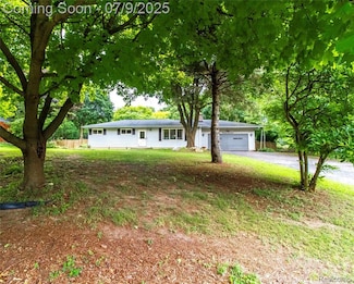 1917 Lochinvar Blvd, Oakland, MI 48363