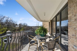 433 Ward Pkwy Unit 5S, Kansas City, MO 64112