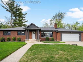 18120 Locherbie Ave, Beverly Hills, MI 48025