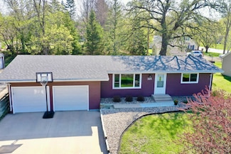 325 Main St S, New London, MN 56273