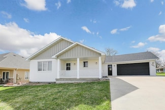 1009 E 6th St, Pella, IA 50219