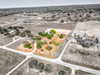 246 S Palo Alto Dr, Floresville, TX 78114