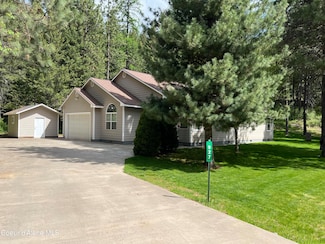 927 Bear Claw Rd, Clark Fork, ID 83811
