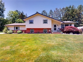 2526 Kennelly Dr, Willoughby Hills, OH 44094