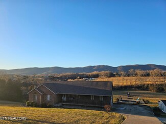 2734 Back Valley Rd, Speedwell, TN 37870