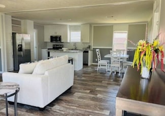 527 Caroline St, Mercedes, TX 78570