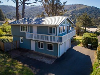 416 E 2nd St, Yachats, OR 97498
