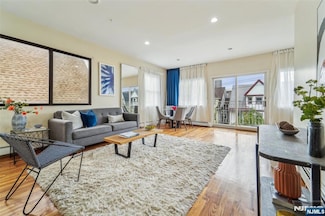 37 47th St, Weehawken, NJ 07086