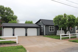 211 S Jefferson St, Frontenac, KS 66763