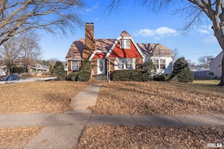 810 Holmes St, Bettendorf, IA 52722