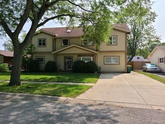 623 Willow Ln, Elk Grove Village, IL 60007