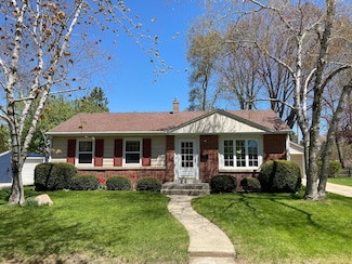 2430 E Bottsford Ave, Saint Francis, WI 53235