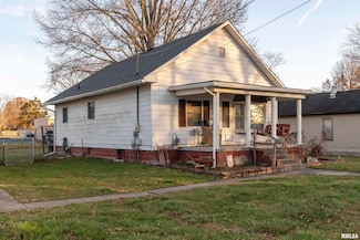 402 S Clay St, Sesser, IL 62884