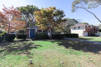 12 Applegate Dr, Mastic, NY 11950