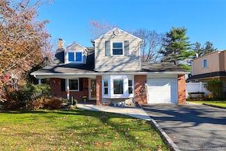 174 Parkside Dr, Roslyn Heights, NY 11577
