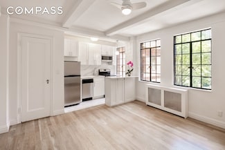 333 E 43rd St Unit 303, New York, NY 10017