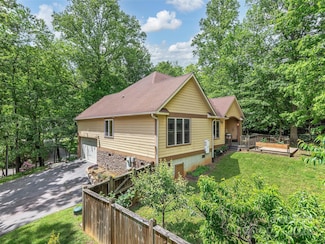 4 Alsatian Ln, Asheville, NC 28805