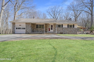 112 Sawkill Meadow Ln, Milford, PA 18337