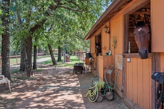 108 N Briaroaks Rd, Burleson, TX 76028