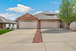 305 Deertrail Ln, Schererville, IN 46375